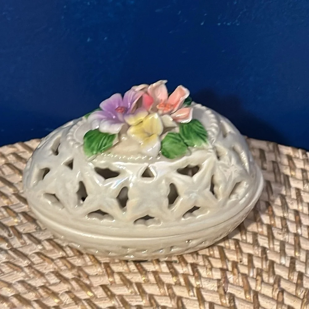 New Iridescent White Porcelain Easter Egg Trinket Box With Flowers & 2 Bunnies